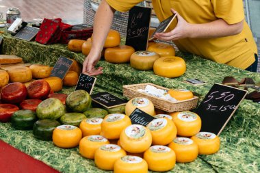 Yağmurlu bir gün geleneksel üreticiler Gouda peyniri olarak piyasa