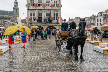 Yağmurlu bir gün geleneksel üreticiler Gouda peyniri olarak piyasa