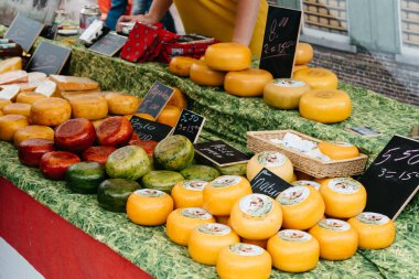 Yağmurlu bir gün geleneksel üreticiler Gouda peyniri olarak piyasa