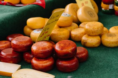 Yağmurlu bir gün geleneksel üreticiler Gouda peyniri olarak piyasa