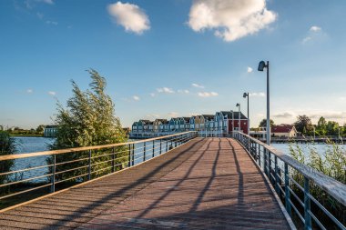 Renkli satır evlerde Houten, Hollanda, alacakaranlık ve reflecti