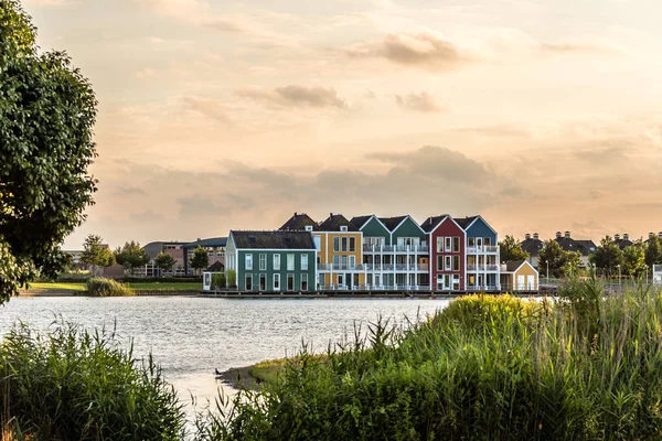Farbenfrohe Reihenhäuser in Houten, Niederlande, in der Dämmerung und reflecti — Stockfoto