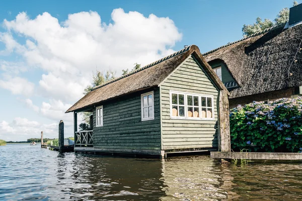 Via navegável e casa de campo em aldeia nos Países Baixos — Fotografia de Stock