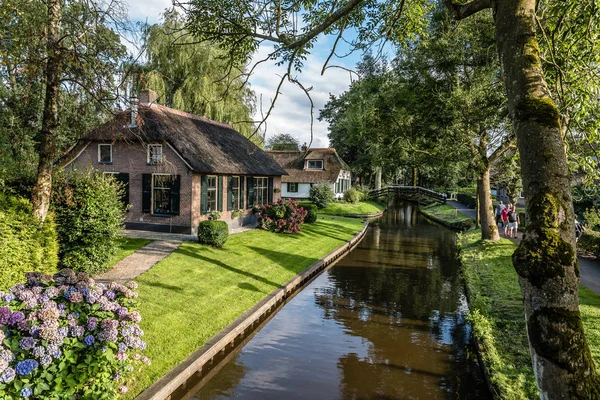 Vattenvägar och stuga i byn i Nederländerna — Stockfoto