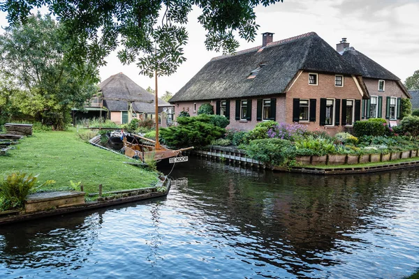 Vía navegable y casa de campo en el pueblo en los Países Bajos — Foto de Stock