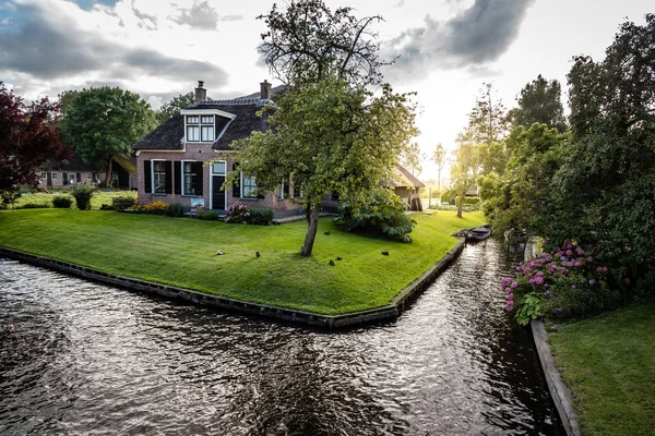 Vattenvägar och stuga i byn i Nederländerna — Stockfoto