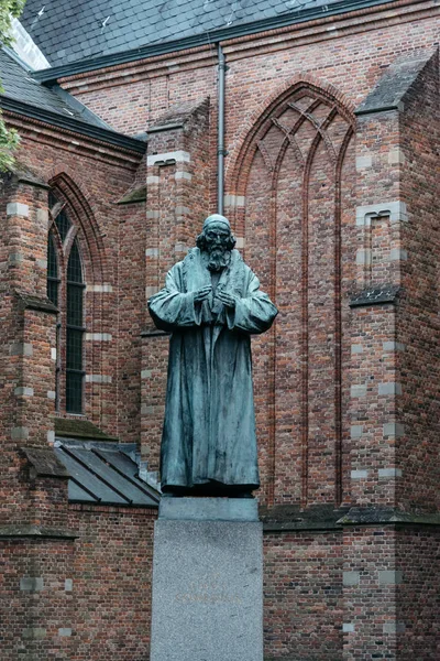 Grote Kerk y estatua de bronce en la antigua ciudad de Naarden al atardecer — Foto de Stock