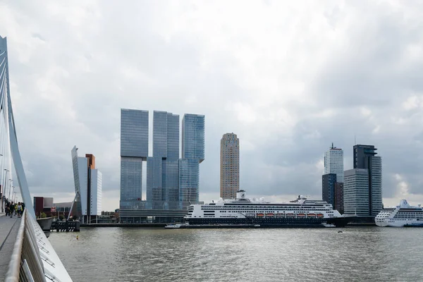 Erasmusbrug e Rotterdam paesaggio urbano — Foto Stock