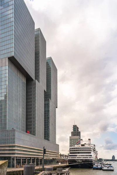 Crucero y modernos edificios de oficinas en el puerto de Rotterdam — Foto de Stock