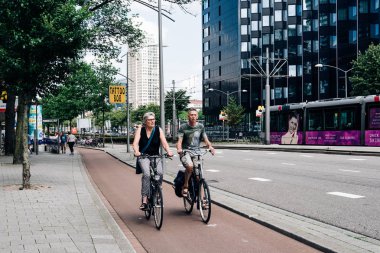 İki kimliği belirsiz çift bir sokakta onların bisiklet sürme