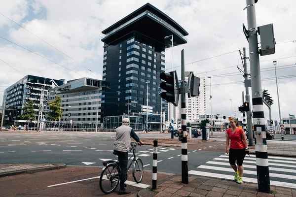 Rotterdam stadsgezicht autoverkeer in een kruispunt. — Stockfoto
