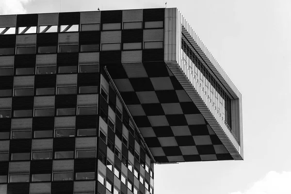 Edifício de escritórios de arquitetura moderna em Rotterdam — Fotografia de Stock