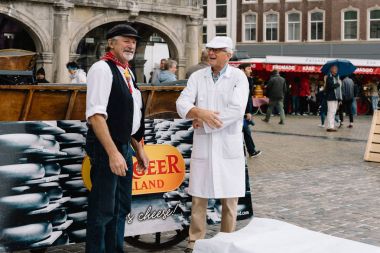 Yağmurlu bir gün geleneksel üreticiler Gouda peyniri olarak piyasa