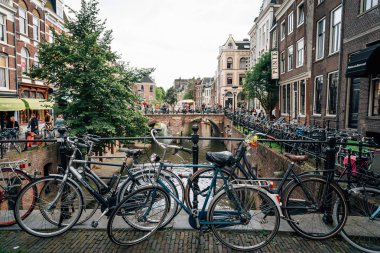 Kanal bir köprü üzerinde bisiklet park