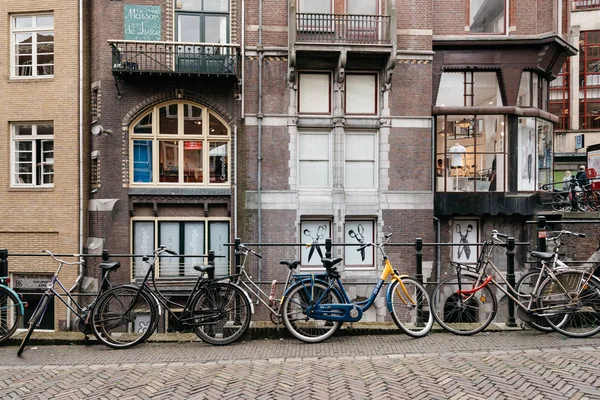 Vélos dans la rue dans le centre historique d'Utrecht, Pays-Bas — Photo