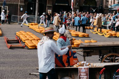 Yağmurlu bir gün geleneksel üreticiler Gouda peyniri olarak piyasa