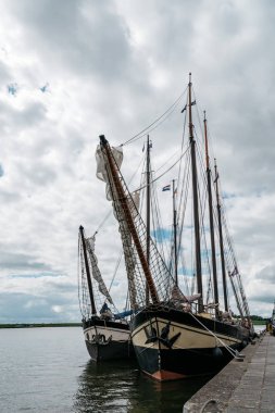 Eski yelkenli gemi ve liman bir bulutlu gün
