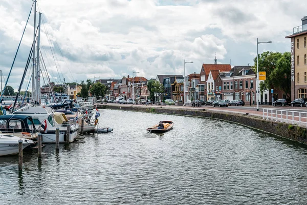 Canal de Alkmaar com embarcações náuticas e paisagem urbana um da nublado — Fotografia de Stock