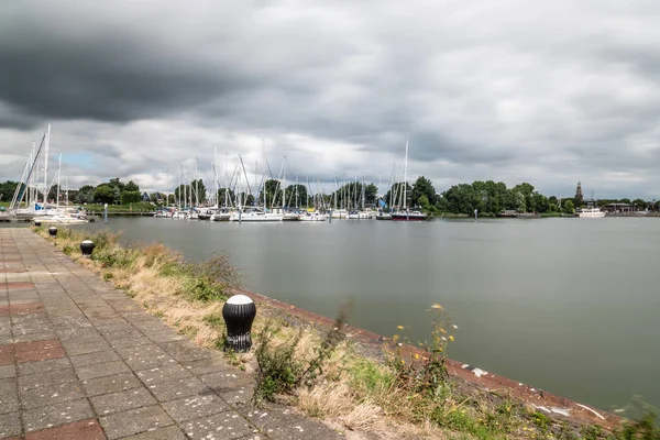 Hollanda liman bulutlu bir günde