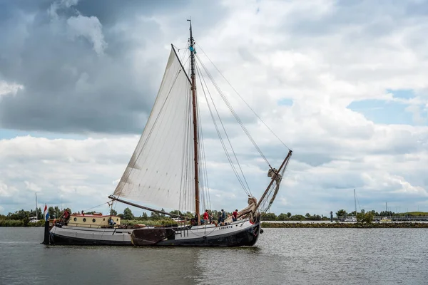 Vieux voilier dans le port une journée nuageuse — Photo