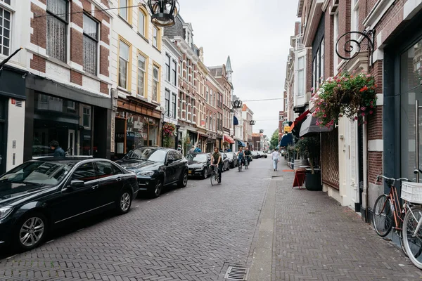 Uitzicht op typische commerciële straat in Den Haag een bewolkte dag van — Stockfoto