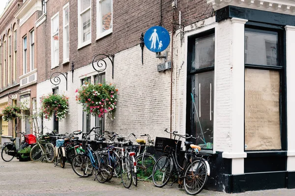 Uitzicht op typische straat in Den Haag met fietsen geparkeerd — Stockfoto