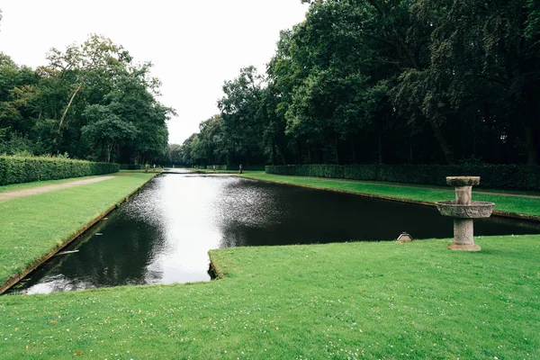 Lagoa em um jardim formal — Fotografia de Stock