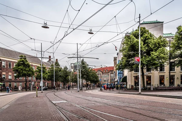 Uitzicht op straat in Den Haag met tram tracks een bewolkte dag van summe — Stockfoto