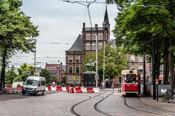 Uitzicht op straat in Den Haag met tram een bewolkte dag van de zomer. — Stockfoto