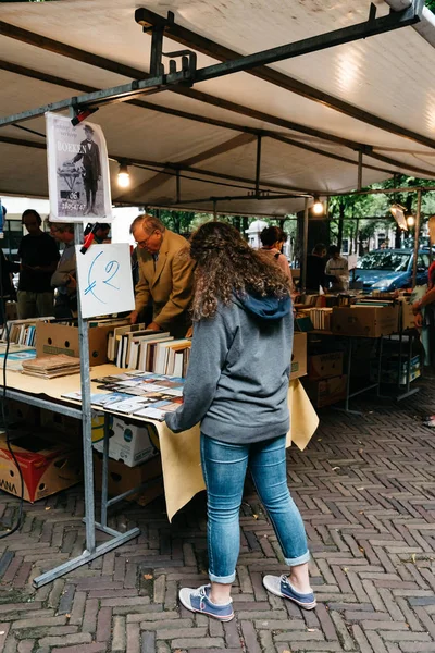 Άγνωστα άτομα σε μια αγορά του βιβλίου και αντίκες στάβλο στο s — Φωτογραφία Αρχείου