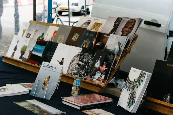 Piyasa ahır Lahey sokakta kitap ve antika — Stok fotoğraf