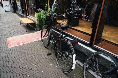 Tipik bir Commerce bir deposunun bir mağaza pencerede Bisiklet park