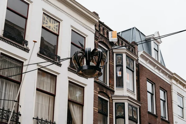 Vista de calle de ángulo bajo de edificios antiguos en La Haya —  Fotos de Stock