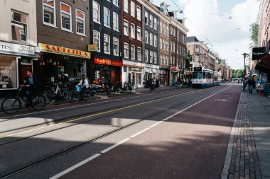 Oude Pijp, Amsterdam, bir bulutlu gün o mahallede sokağa
