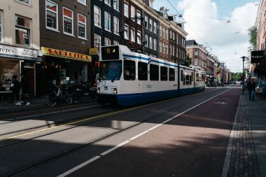 Oude Pijp, Amsterdam, bir bulutlu gün o mahallede sokağa