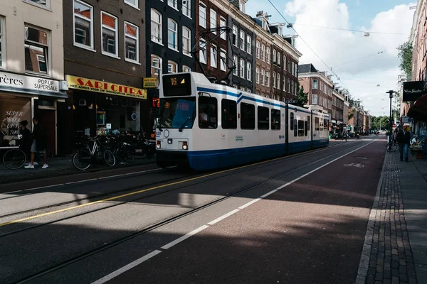 Straat in de Oude Pijp, een wijk in Amsterdam, een bewolkte dag o — Stockfoto