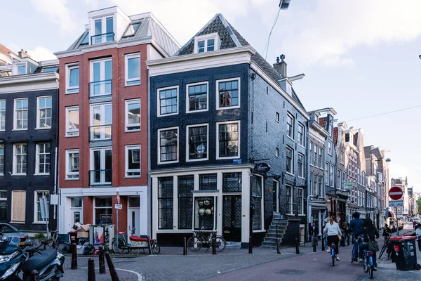 Calle en Oude Pijp, un barrio en Amsterdam, un día nublado o —  Fotos de Stock