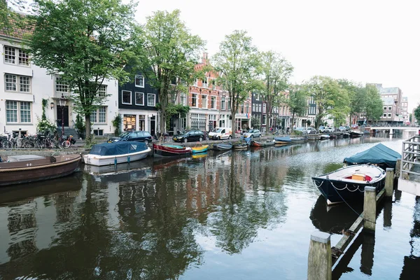 Straßen- und Kanalblick in Amsterdam — Stockfoto