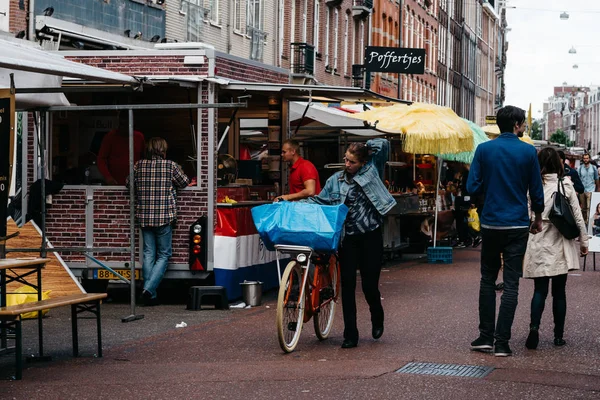 Pessoas não identificadas no mercado de rua em Amsterdã . — Fotografia de Stock