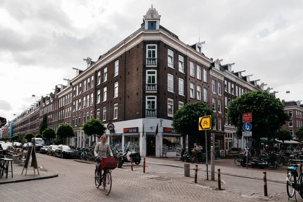 Niet-geïdentificeerde fietser in straat in Amsterdam. — Stockfoto