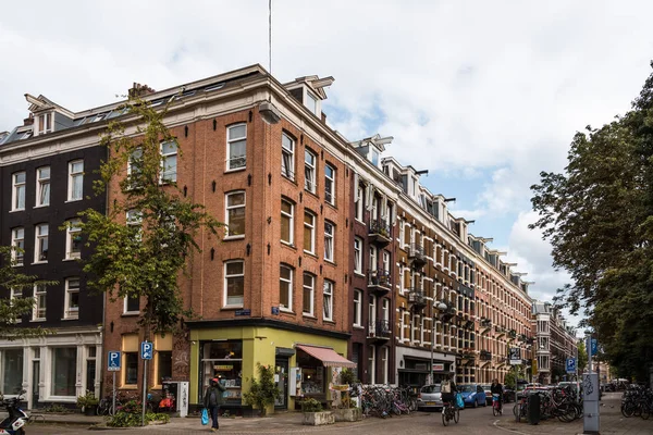 Straat in de Oude Pijp, een wijk in Amsterdam, een bewolkte dag o — Stockfoto