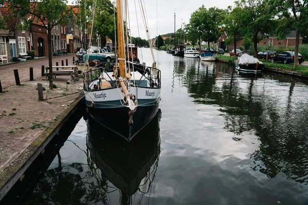 Výhledem do ulice se starými tradičními domy a kanálem s lodí moo — Stock fotografie