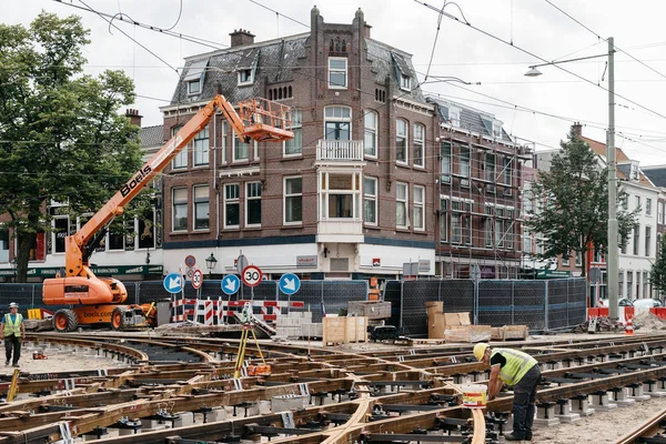 Uitzicht op de bouwplaats voor het repareren van tramrails in de stad — Stockfoto