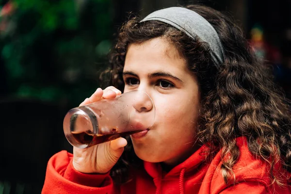 Chica bebiendo una refrescante copa de cola en un bar — Foto de Stock