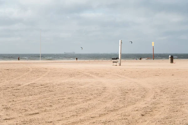 Ветреный день на пляже Гааги — стоковое фото