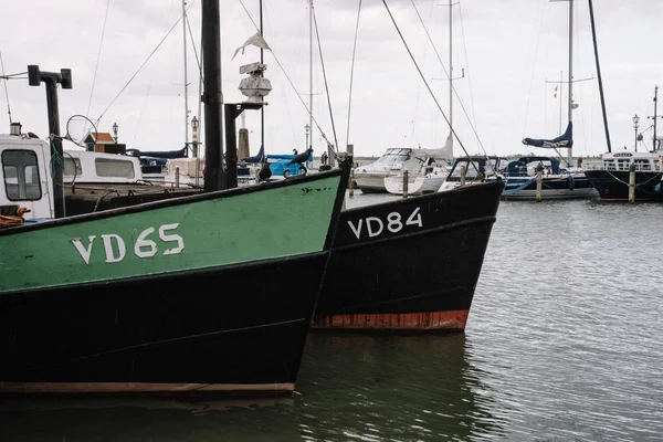 Bateaux en bois amarrés dans le vieux port de Volendam — Photo