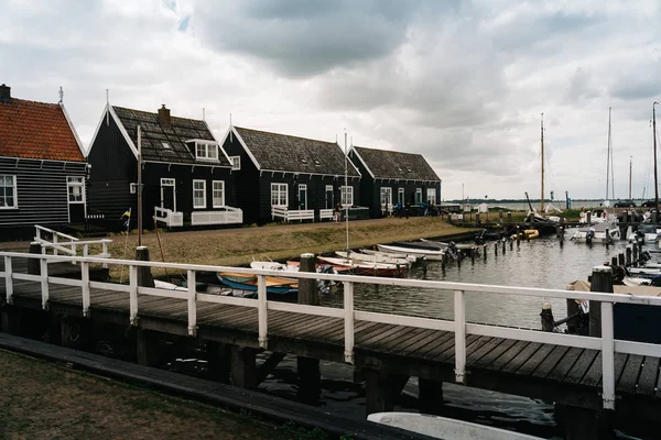 Pittoreska traditionella hus i fiskehamnen i Marken — Stockfoto