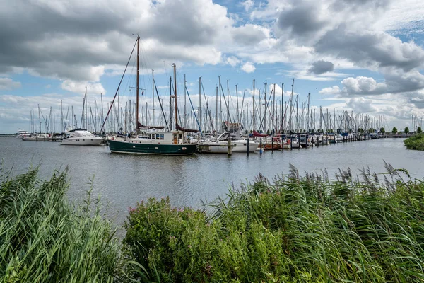 Barcos amarrados en el puerto deportivo de Volendam —  Fotos de Stock