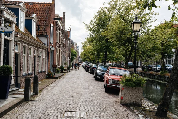 Το Street view με παλιά παραδοσιακά σπίτια και κανάλι στην ολλανδική villa — Φωτογραφία Αρχείου