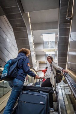 Kimliği belirsiz turist bavullar yürüyen merdiven Copenh içinde taşıma